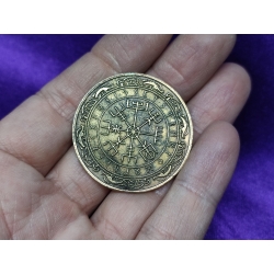 Moneda dorada con runas